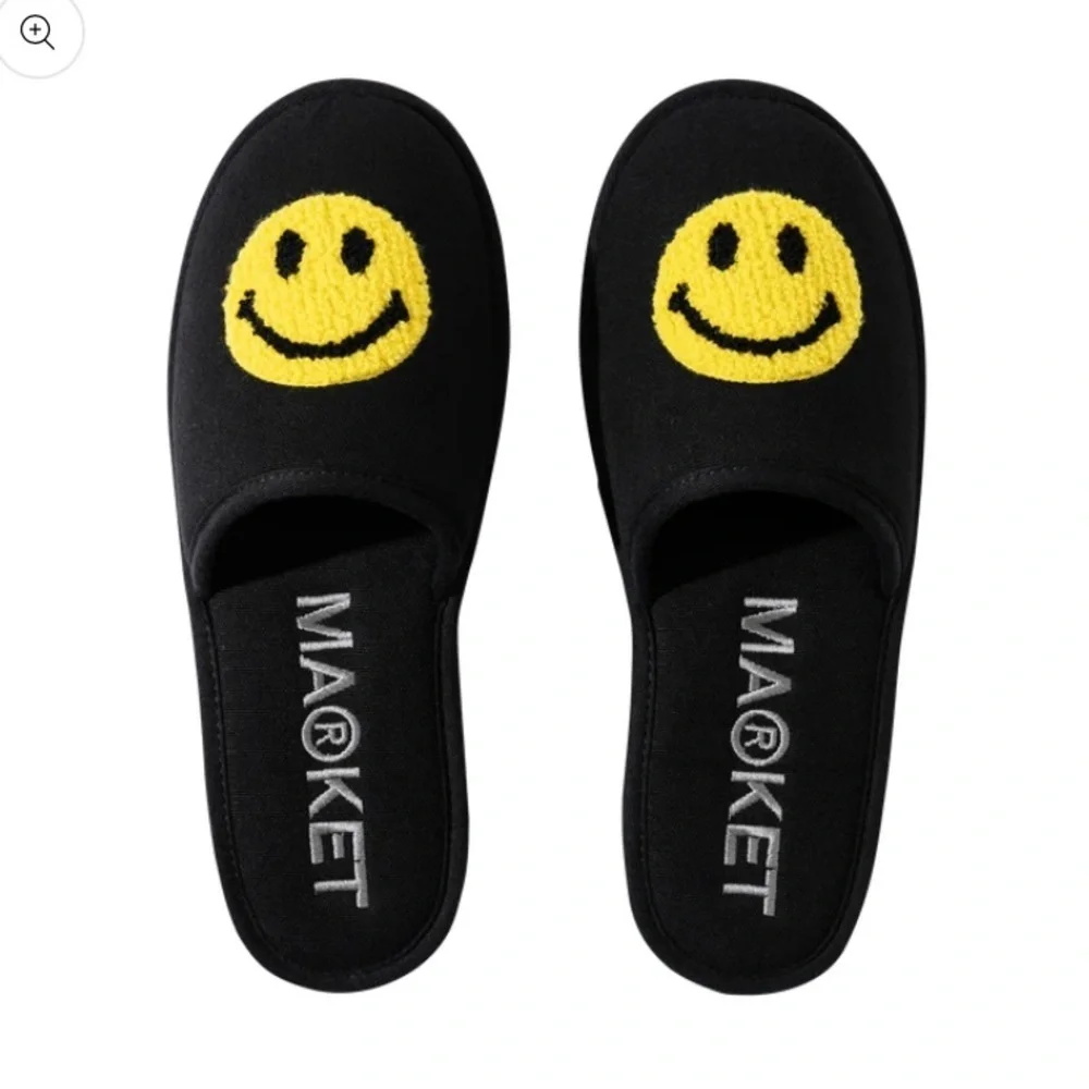 Market Smiley Slippers size 9 unisex